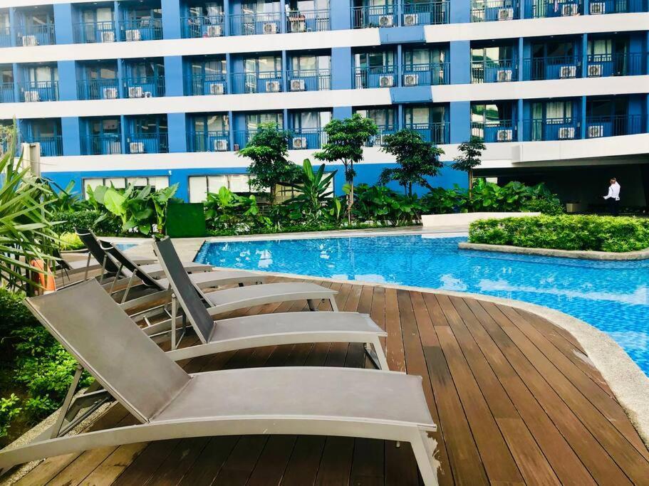 Air Residence 1Br With Balcony Free Netflix And Disney Plus Манила Екстериор снимка